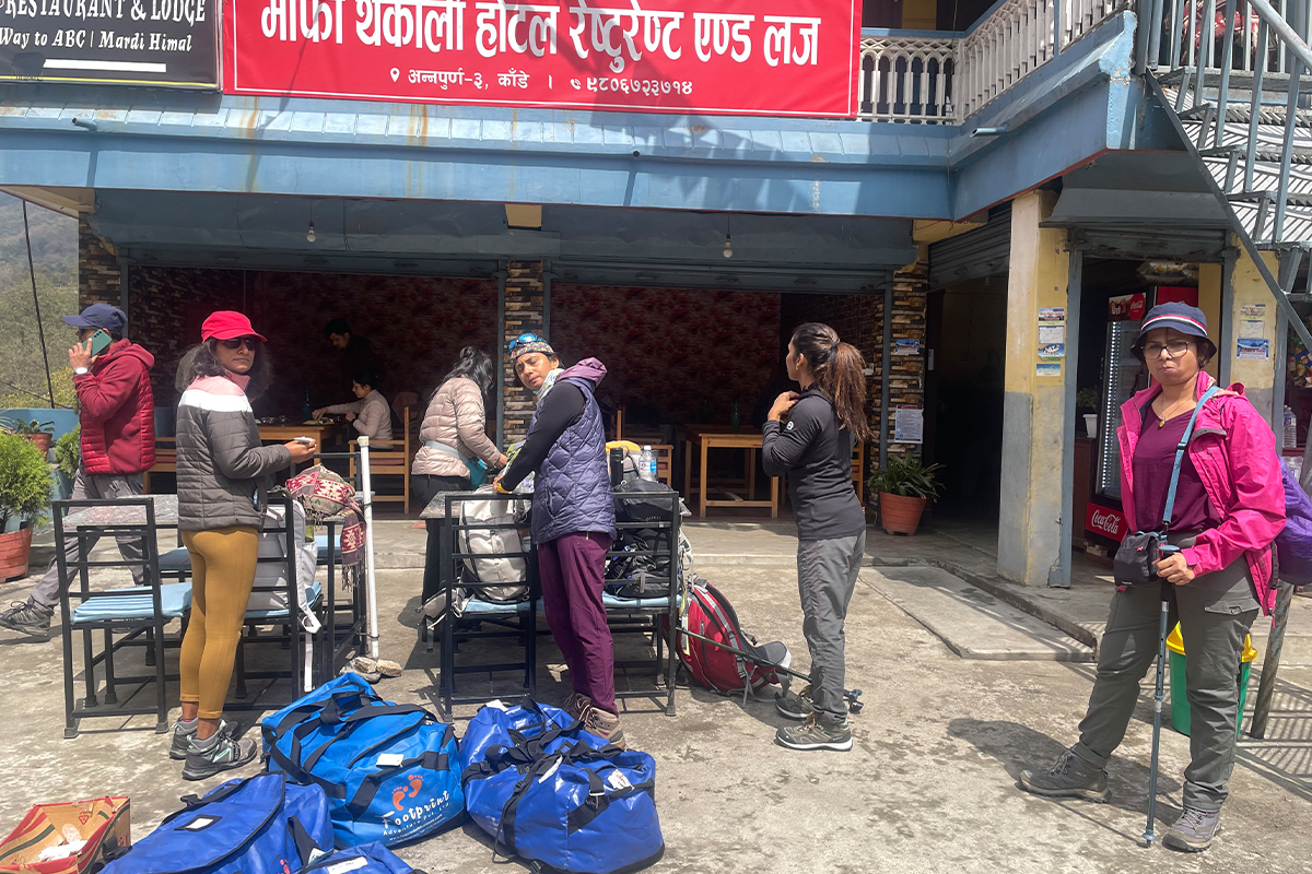 group packing bags at kande